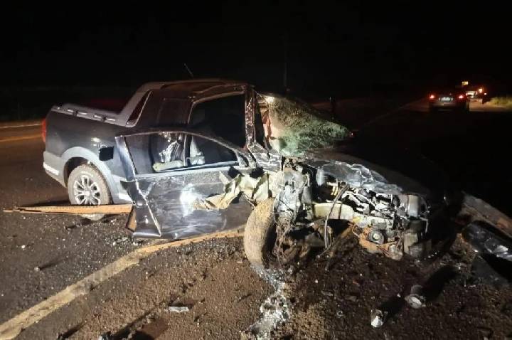 Batida entre carro e caminhonete deixa motorista ferido na BR-467 em Marechal Cândido Rondon