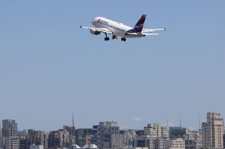 Cade investiga possível alinhamento de preços entre Latam e Gol