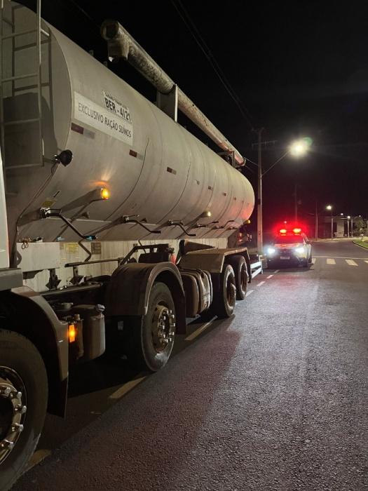 Motorista é detido e caminhões apreendidos em suposto furto de ração em Toledo