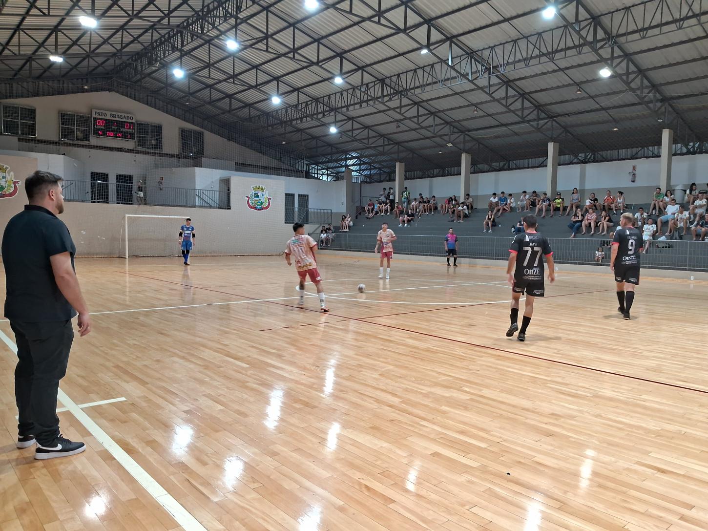 Rodada de quarta-feira(26) do municipal de futsal confirma classificação de uma equipe para a próxima fase