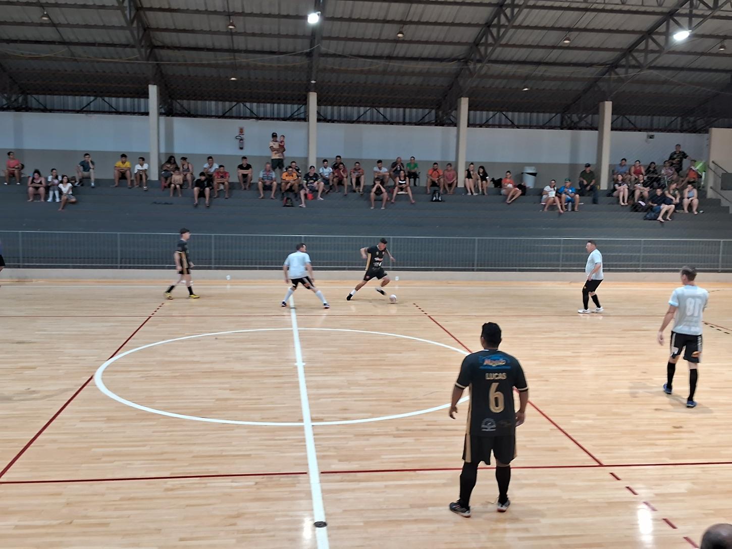 Baile de Munique e Barbearia WR7/MCK Bikes garantem vaga nas quartas do Municipal de Futsal