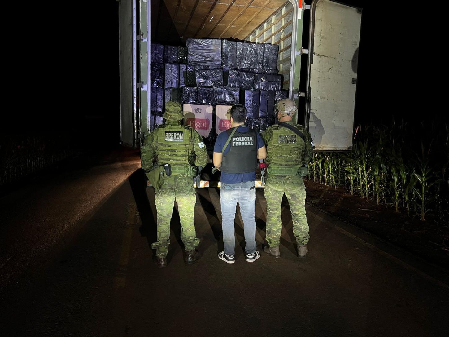 BPFron e PF apreendem caminhão baú carregado com cigarros na região