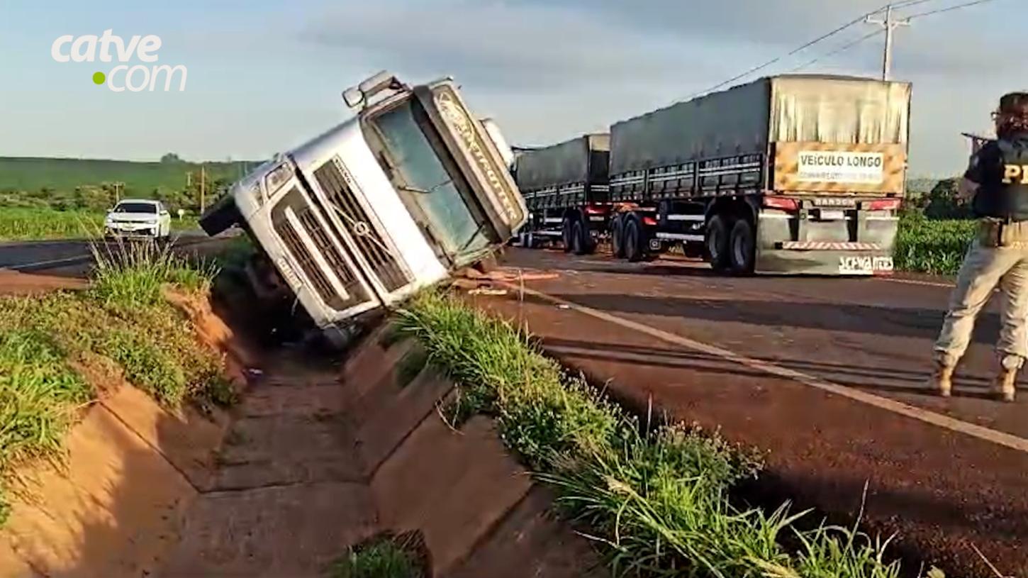 Motorista morre após caminhão tombar na BR 163 em Toledo