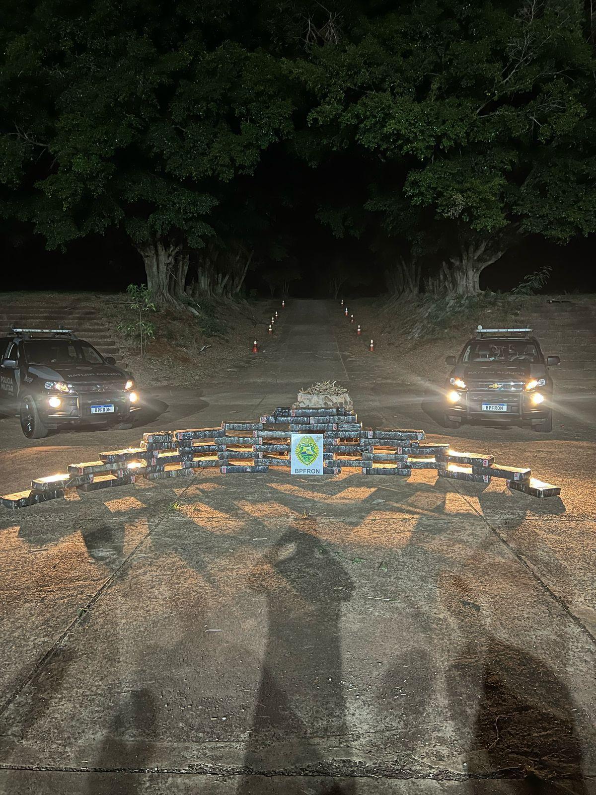 Polícia apreende 400 kg de maconha em porto clandestino em Mercedes