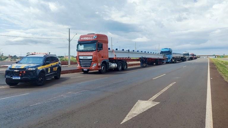 PRF retém cinco carretas com carga excedente na BR-163, em Toledo (PR)