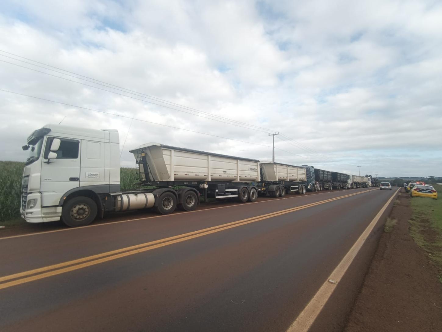 Comboio irregular chama atenção em rodovia de Santa Helena: entenda por que os caminhões foram autuados