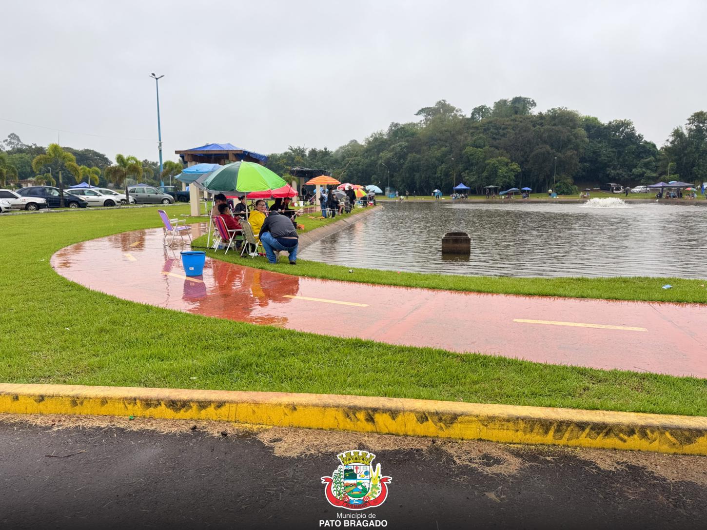 Pescaria do Lago Municipal de Pato Bragado reúne centenas de pessoas
