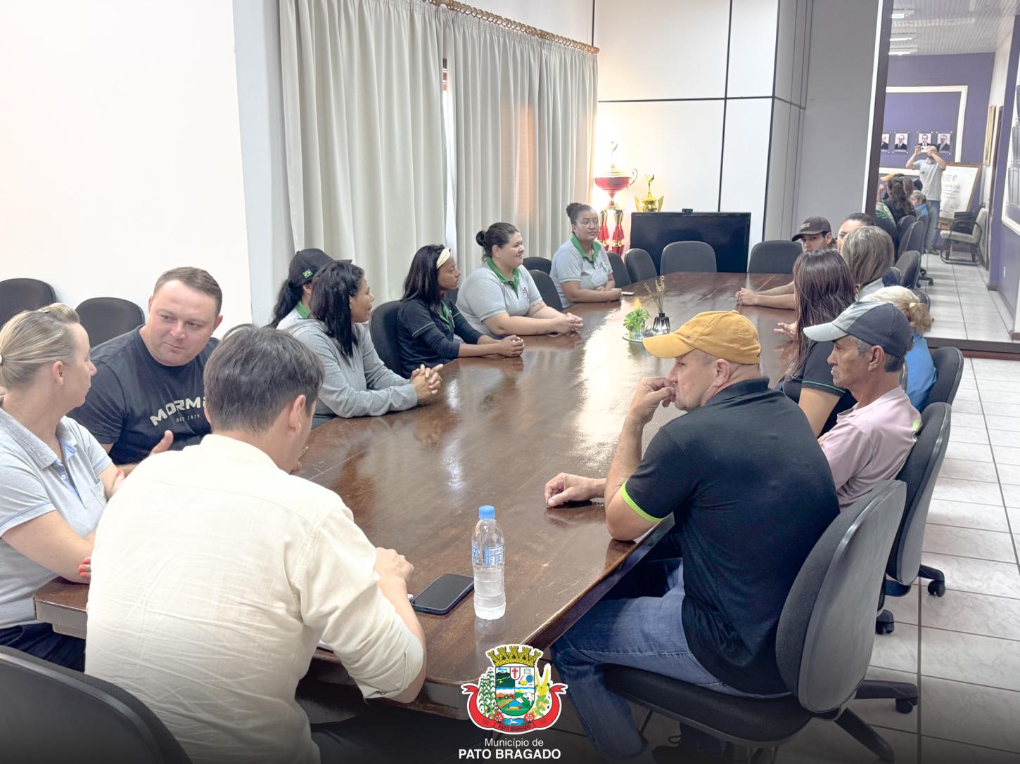 Prefeito John Nodari e a Vice-Prefeita Simoni Tornquist se reúnem com colaboradores da Associação Bragadense de Catadores (ABC)