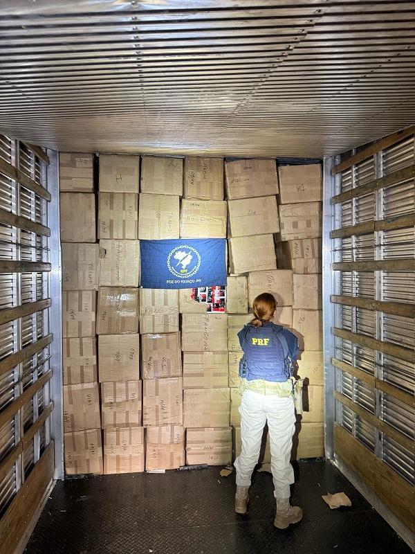 PRF apreende caminhão com 3 mil celulares irregulares na BR-277