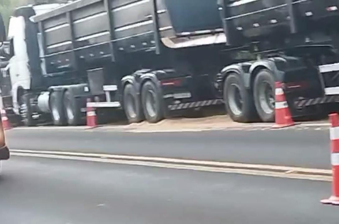 Carreta de Pato Bragado tem carga saqueada por Indígenas na BR 277