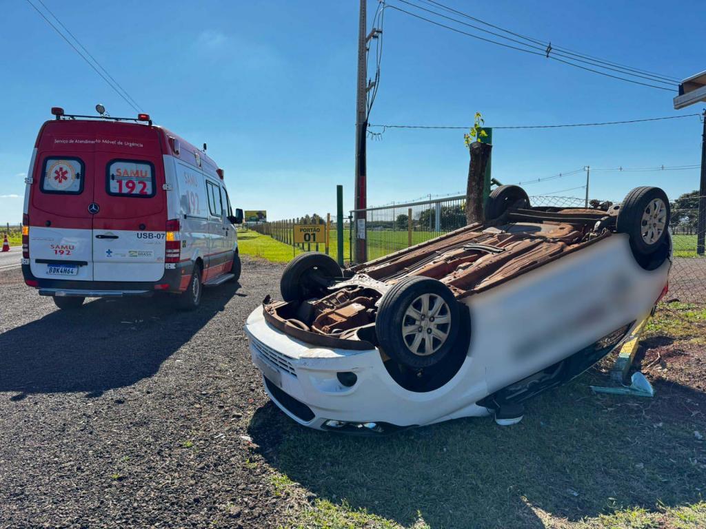 Carro capota na PR 491 entre Nova Santa Rosa e Marechal