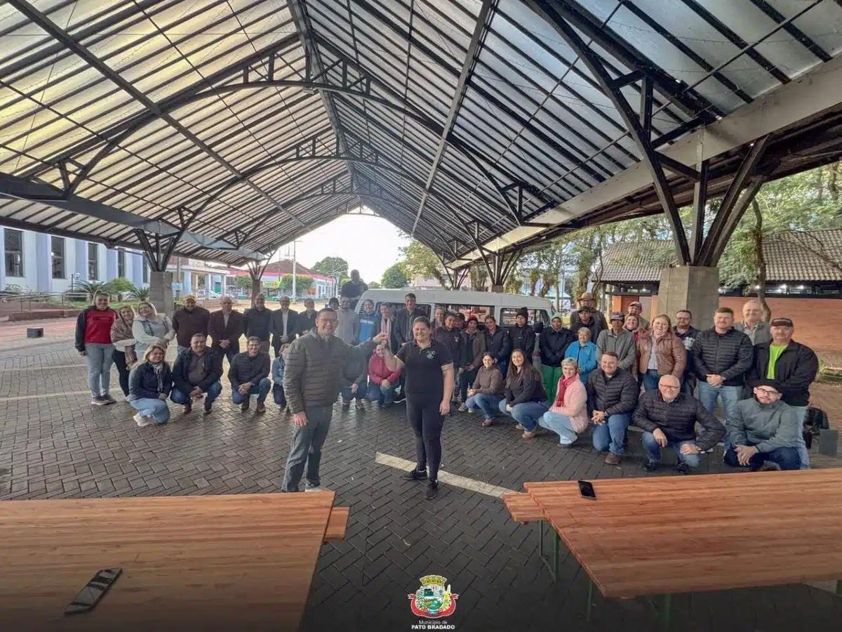 Doação de Kombi pelo PROVOPAR fortalece Associação de Catadores em Pato Bragado