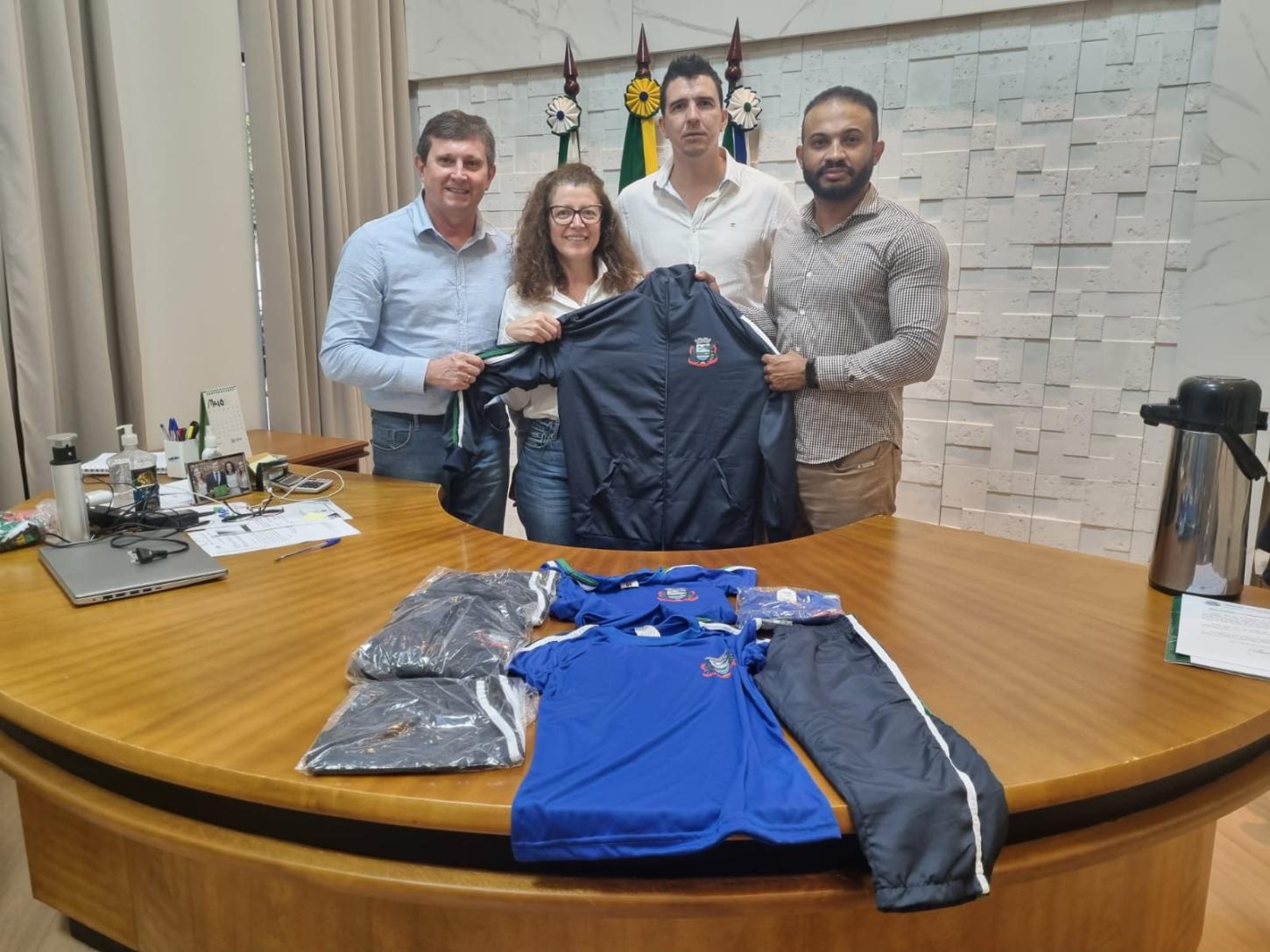 Entrega de novos uniformes escolares começa nesta sexta-feira em Entre Rios do Oeste