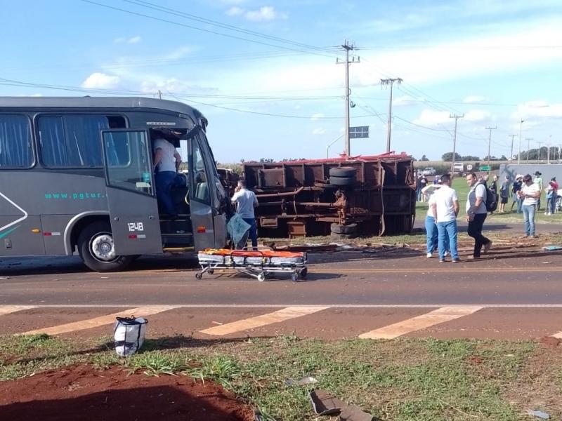 Grave acidente com ônibus e caminhão mobiliza ambulâncias e helicóptero do SAMU em Maripá