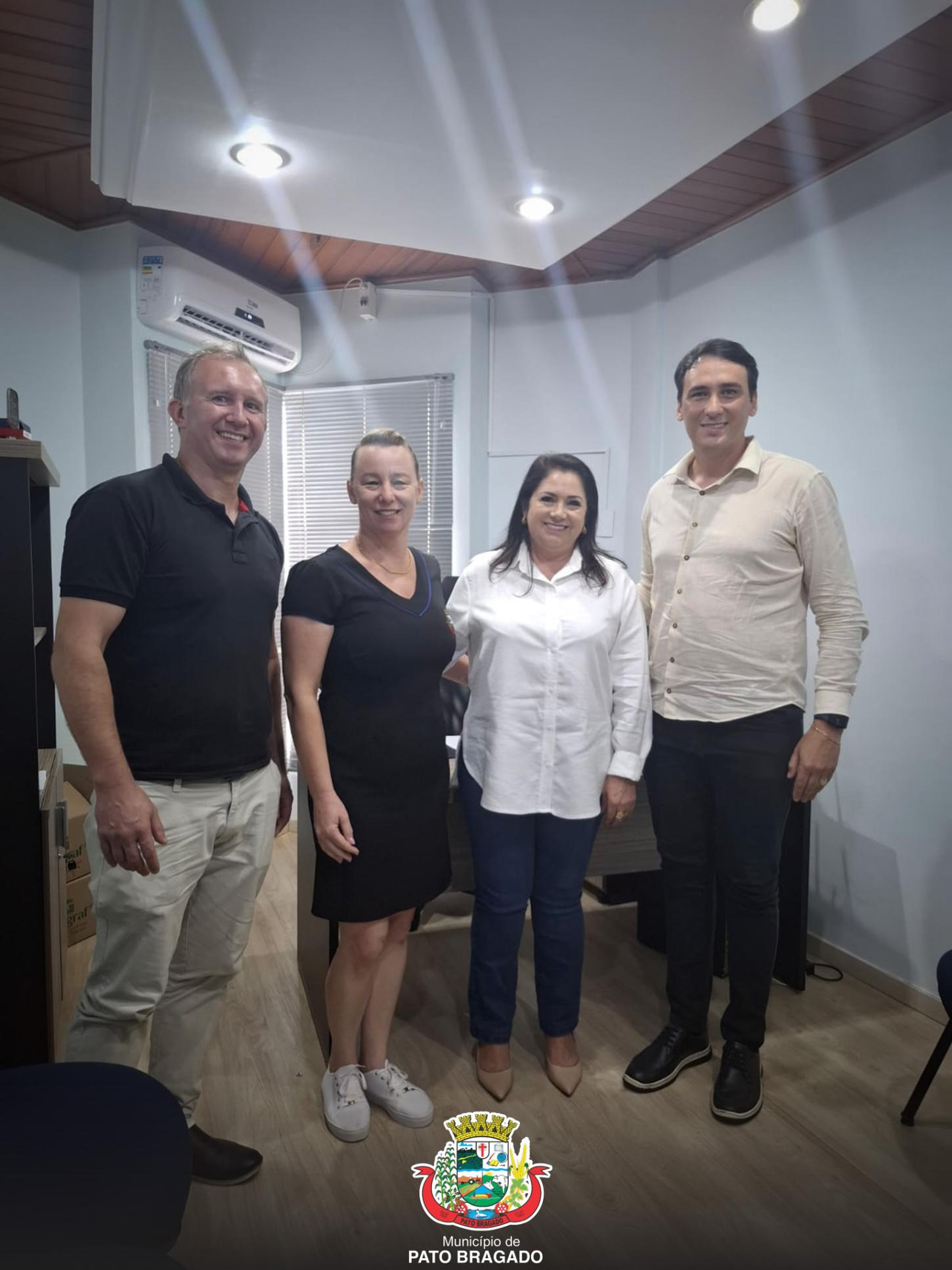 John Nodari e Simone Tornquist visitam à direção do HOESP Hospital Bom Jesus em Toledo