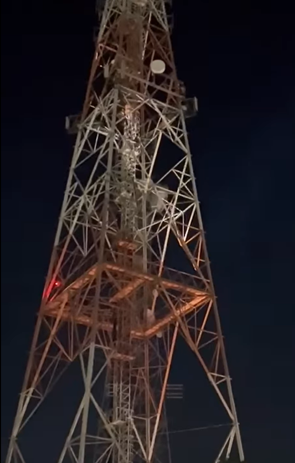 Jovem sobe em torre no centro da Marechal Rondon