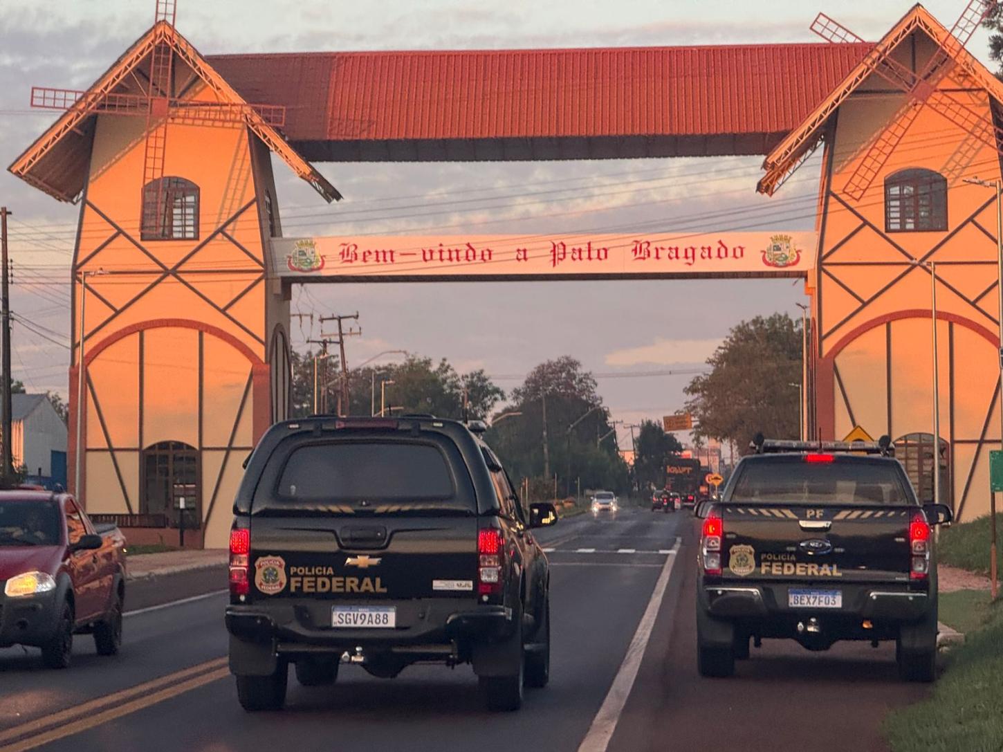 PF deflagra operação contra crime organizado na fronteira do Paraná e cumpre 5 mandados em Pato Bragado