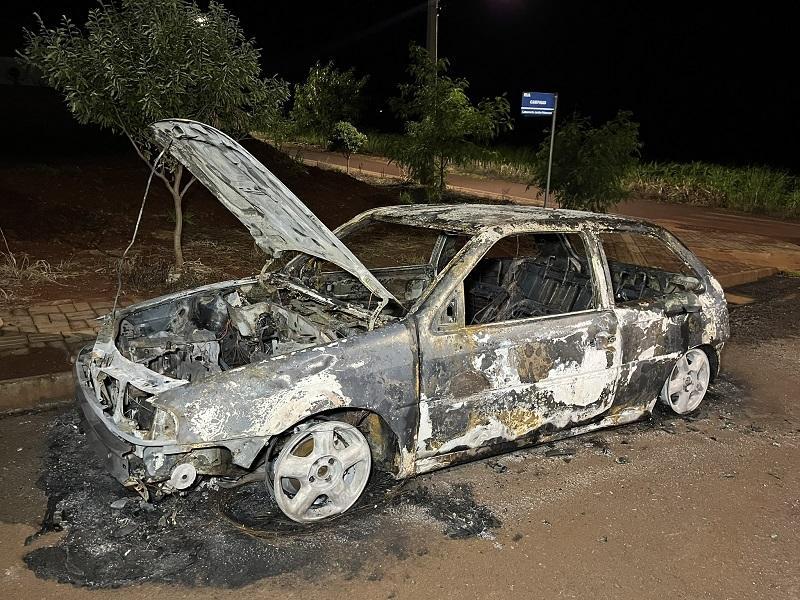 Veículo é consumido por incêndio durante a madrugada em Nova Santa Rosa