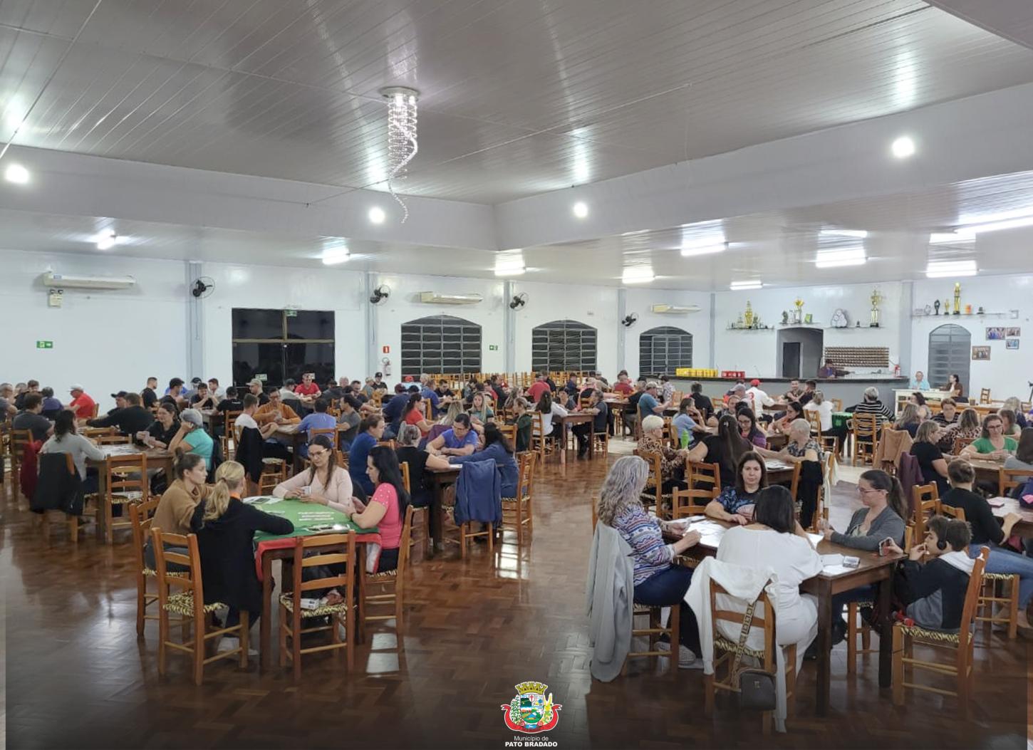 59 duplas femininas e 45 duplas masculinas dão inicio ao Campeonato de Canastra em Dupla