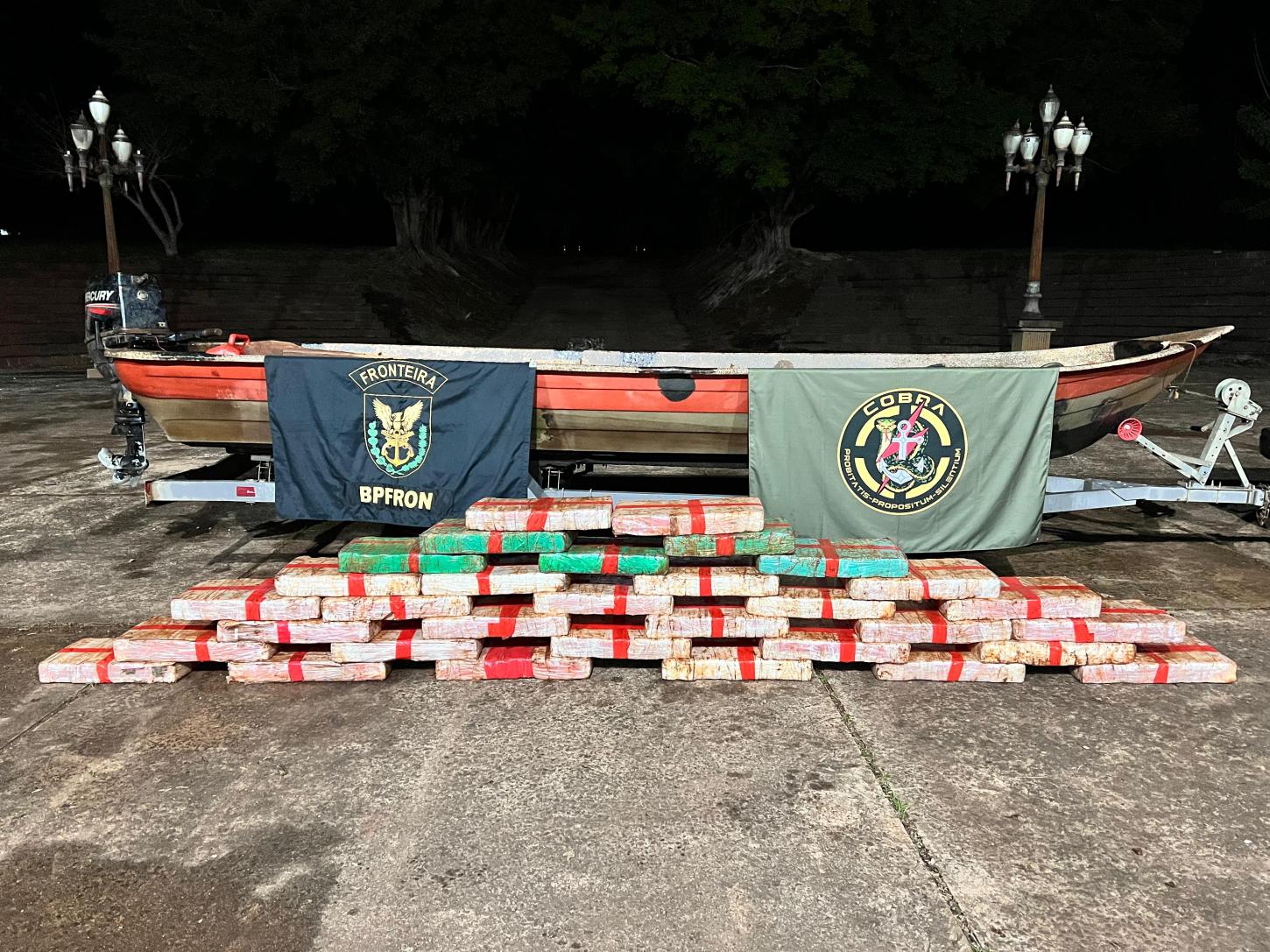 BPFron apreende embarcação carregada com 392 kg de maconha na região