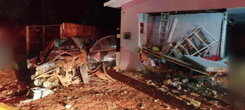 Carro bate contra igreja durante fuga e perseguição pela PM