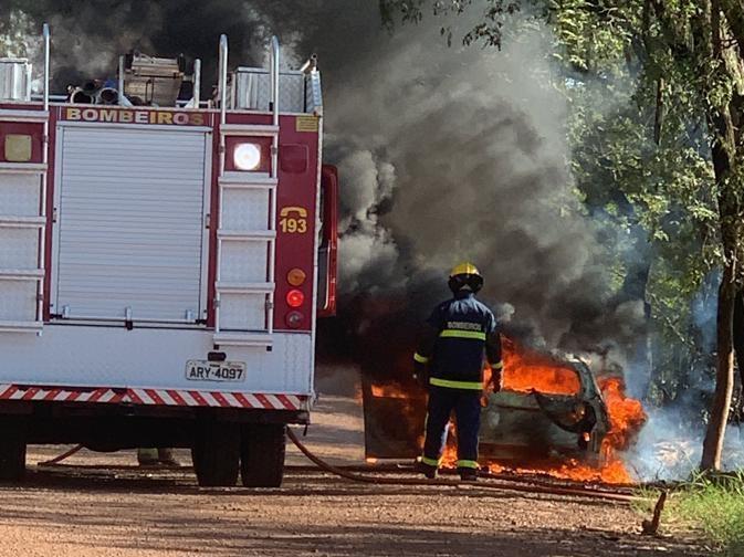 Carro é destruído por incêndio no interior de Toledo