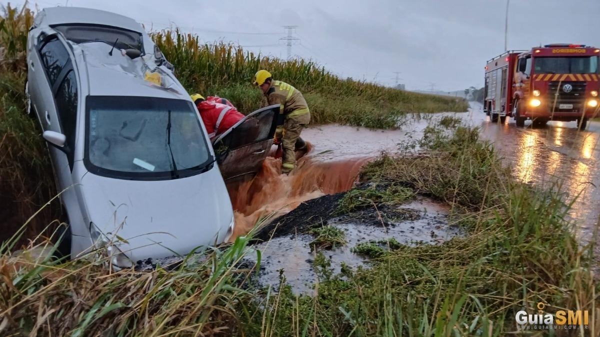 Família é resgatada após capotamento em córrego durante temporal em São Miguel do Iguaçu