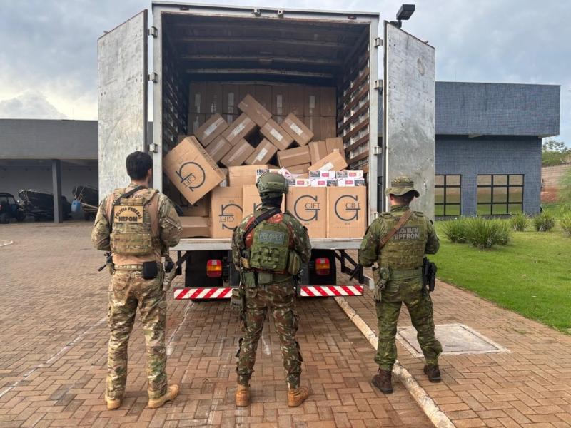 PF, Exército e BPFRON apreendem caminhão carregado com cigarros em Mercedes