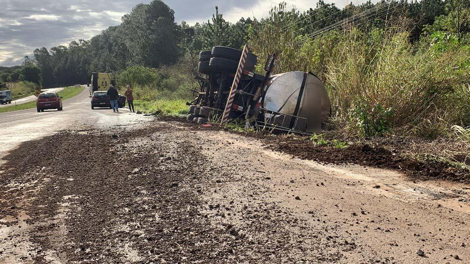 Quebra de pino faz carreta com 30 mil litros de leite e destino à Marechal, tombar na BR 163