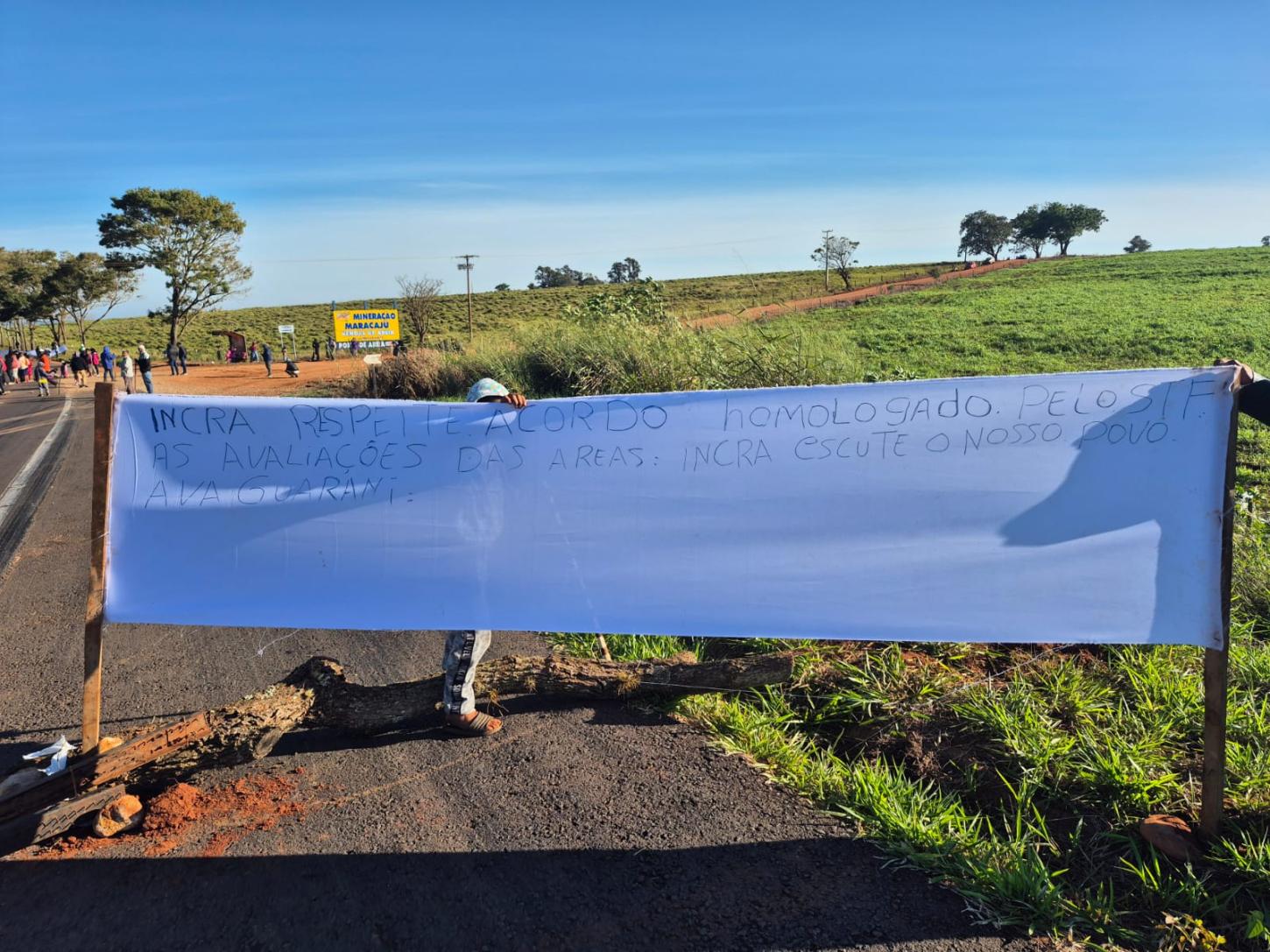 Rodovia Guaíra/Terra Roxa segue interditada por indígenas: não há previsão de liberação