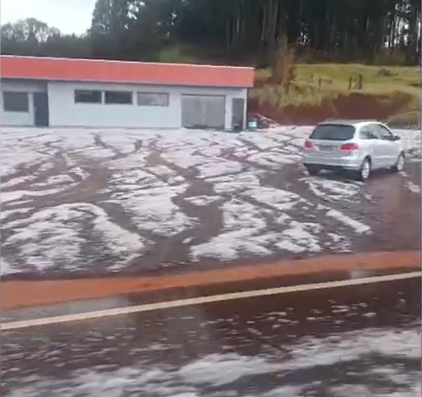 Tempestade com chuva de granizo atinge cidades do Paraná