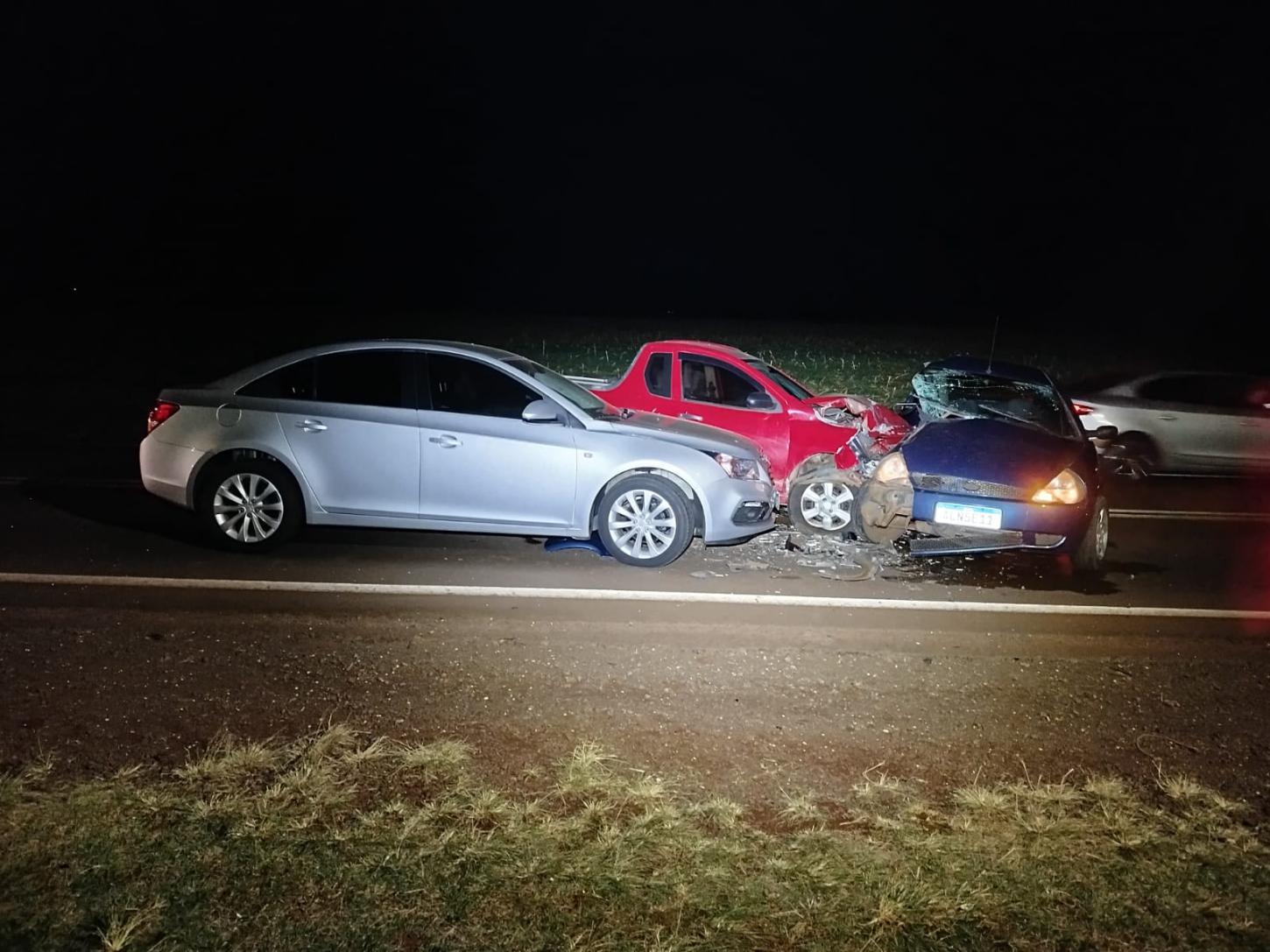 Acidente com três veículos deixa feridos na PR-495 entre Entre Rios do Oeste e Pato Bragado