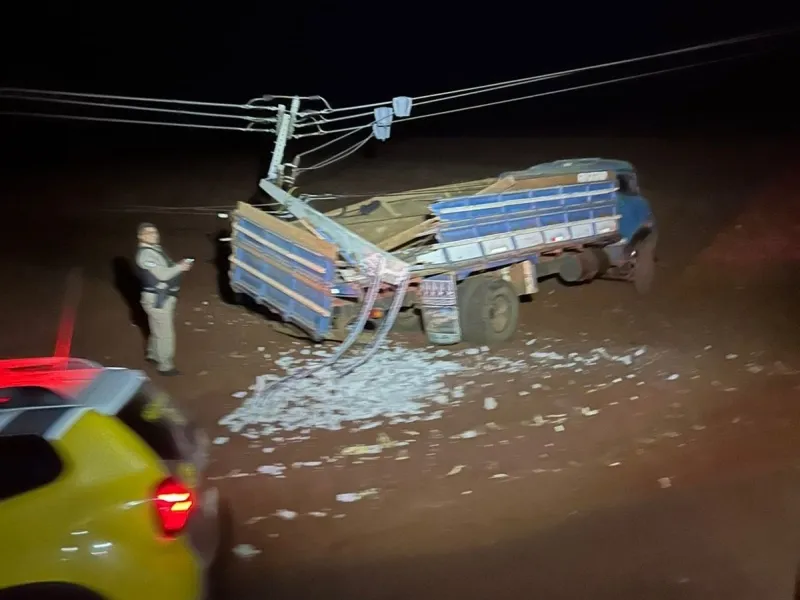 Acidente na Zona Rural de Mercedes: Caminhão Colide com Poste, Condutor é Detido por Embriaguez ao Volante