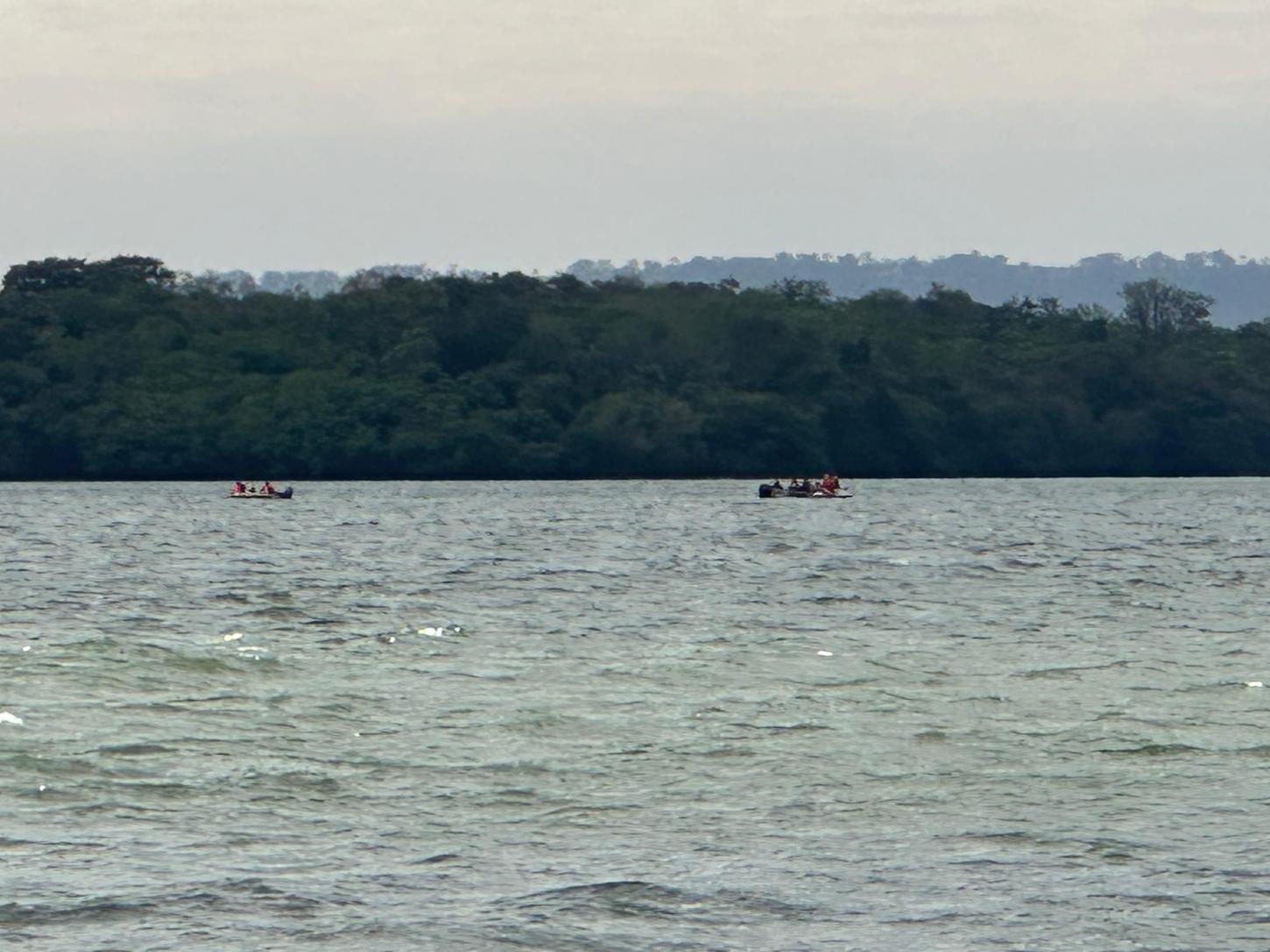 Buscas por professor juliano konrad no lago de itaipu em missal mobiliza moradores, bombeiros e marinha