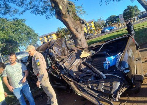 Caminhonete “rampa” lombada e colide contra árvore em Santa Terezinha de Itaipu