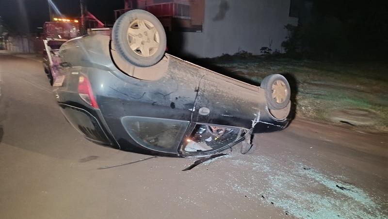Celta bate em carro estacionado, capota e motorista é encaminhada à UPA na região