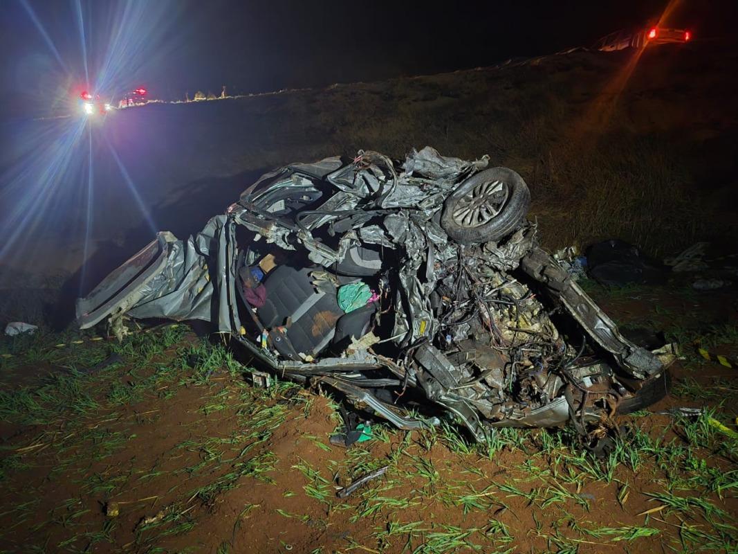 Cinco pessoas morrem após acidente entre carro e caminhão na PR-280