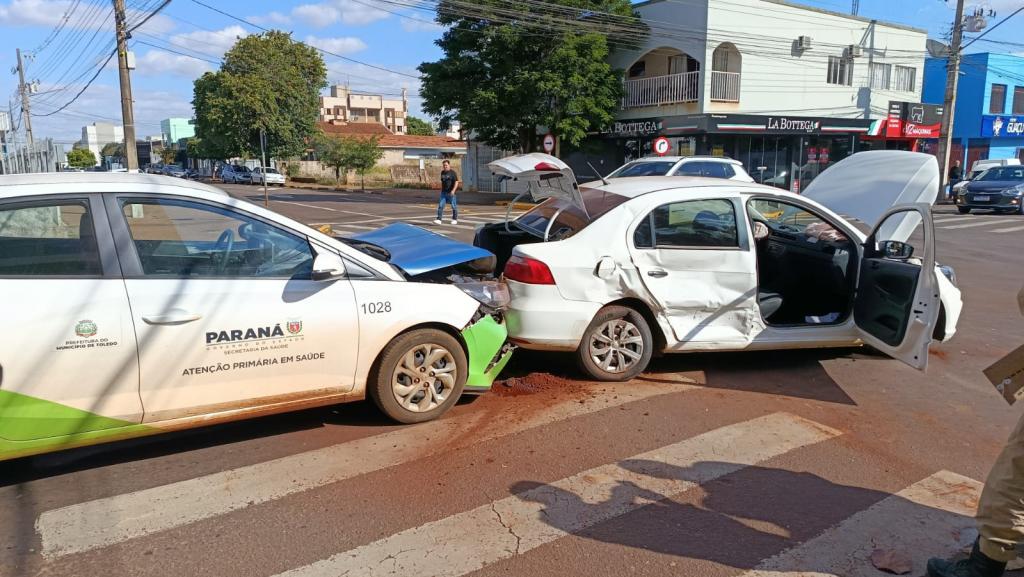 Cinco veículos se envolvem em acidente no centro de Toledo