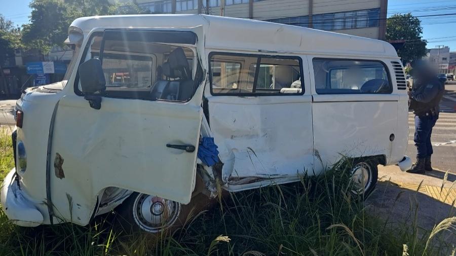 Colisão entre Kombi e caminhão deixa um ferido no Centro de Toledo