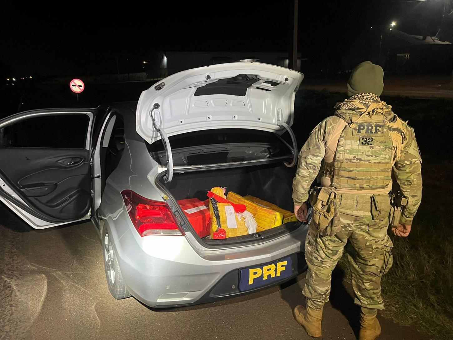 Em duas ocorrências simultâneas, PRF apreende quase meia tonelada de maconha