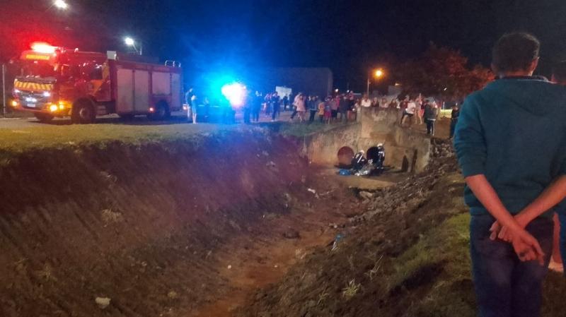 Motociclista é lançado dentro de córrego após violenta batida na região