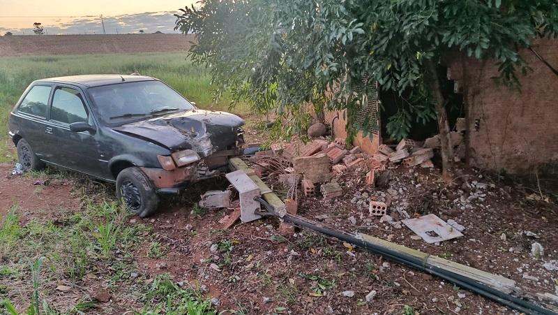 Motorista abandona veículo após colidir contra poste e construção na região