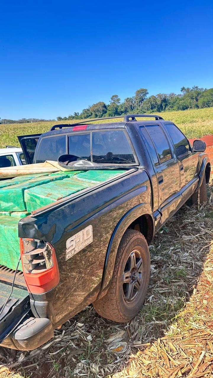 Policias aprendem S10 carregada com 357,8 kg de maconha na região