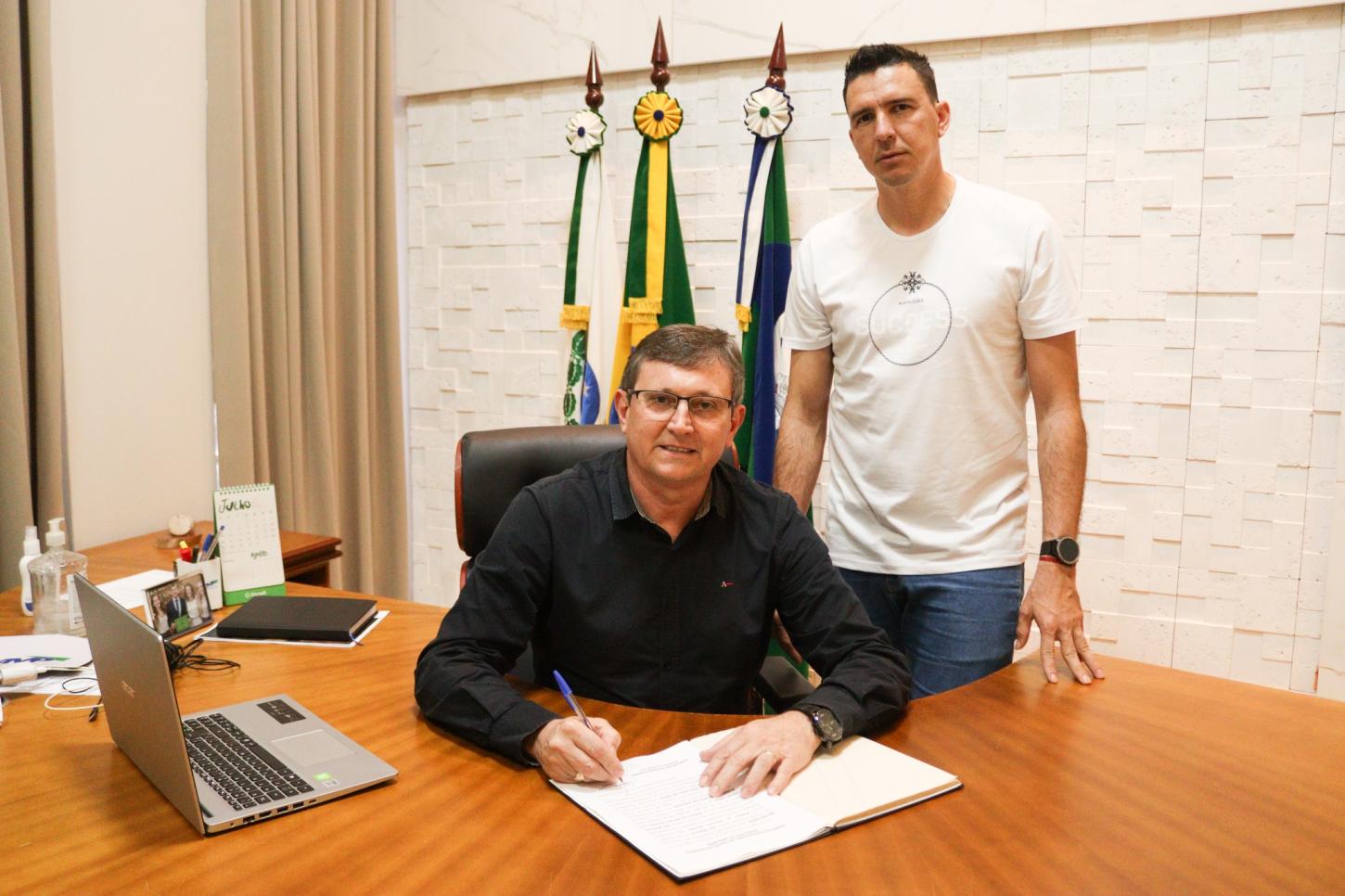Prefeito Jair Bokorni Transfere Cargo ao Vice Robson Lermen Durante Férias de 10 Dias.