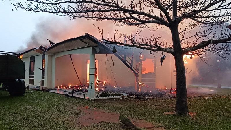 Raio atinge casa de brasileiros no Paraguai, família pede ajuda para recomeçar