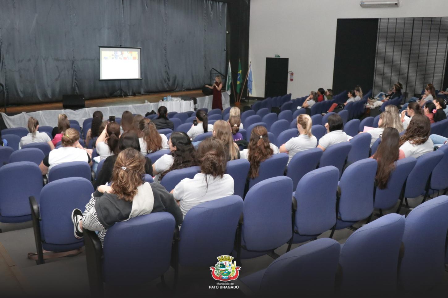 Secretaria de Educação promove formação continuada aos professores de Pato Bragado