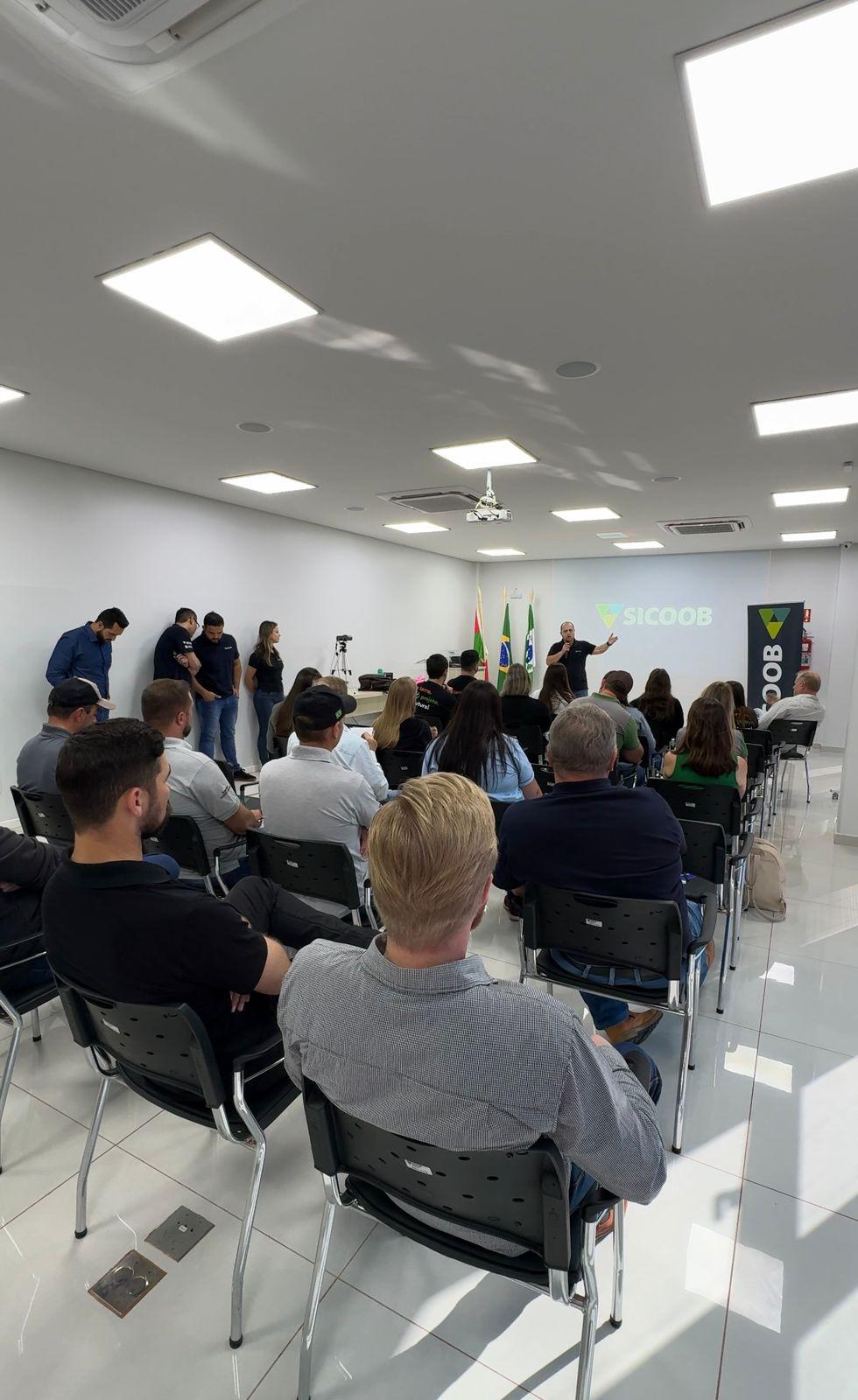 Sicoob Confiança reúne ASTECS e em encontro estratégico sobre o setor