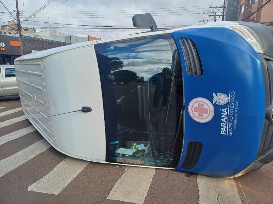 Van da Saúde de São Pedro do Iguaçu tomba após colisão em cruzamento no Centro de Toledo