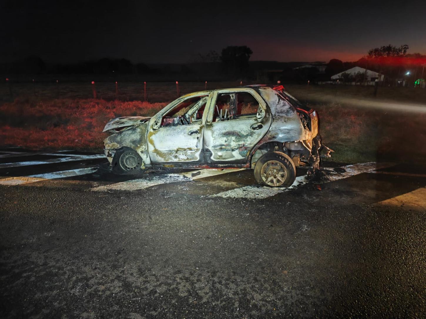 Veículo fica destruído após pegar fogo na PR-495, em Entre Rios do Oeste