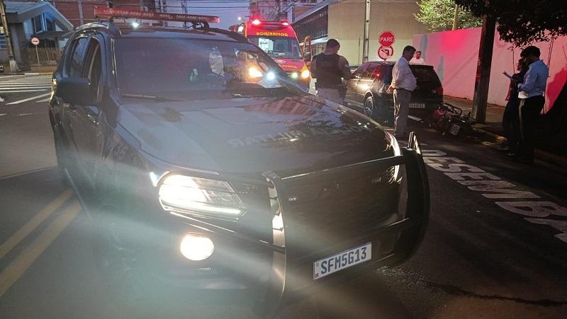 Após empinar moto, cair e atinger carro estacionado jovem se deparar com viatura da ROTAM em Toledo